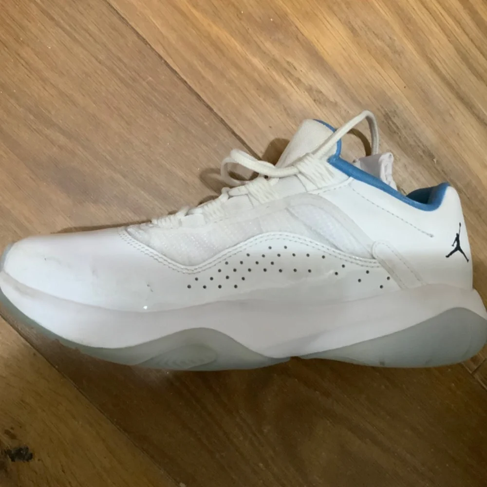 Air Jordan 11 CMFT Low (GS) Size 5.5Y White